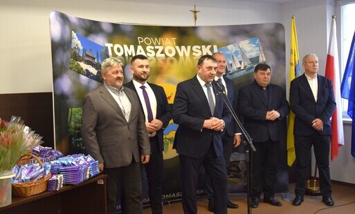 Panie w Starostwie Powiatowym obdarowane upominkami z okazji Dnia Kobiet