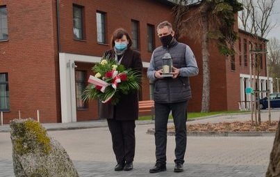 Zdjęcie do Kwiaty pod Dębem Pamięci Antoniego Małka, nauczyciela zamordowanego w Katyniu